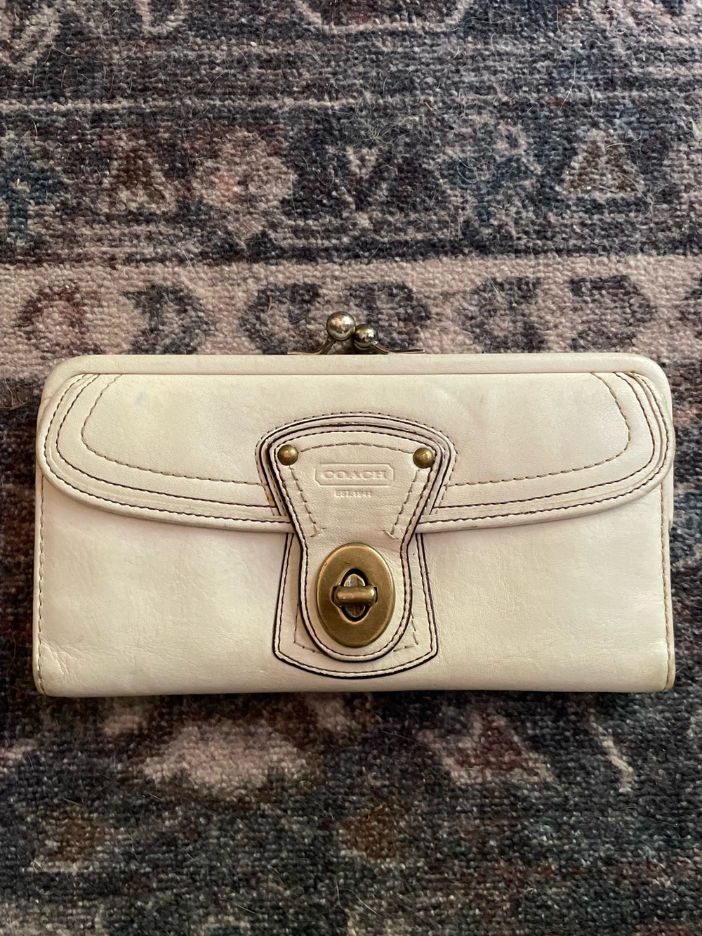 Ali legacy turnlock kisslock wallet in white